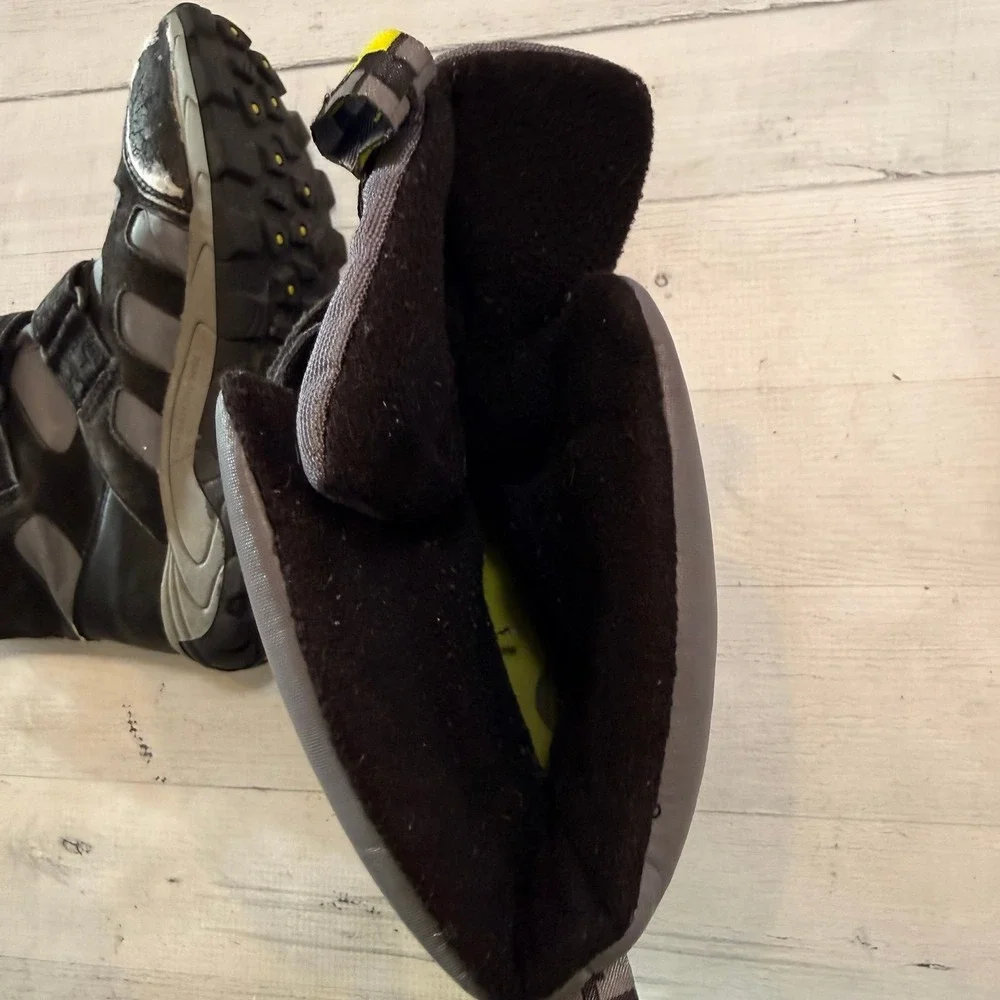 Merrell kids‎ black and grey winter snow boots hiking boots big kids size 4